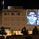 (English) ‘NSA in da house’: German artist lights up US Embassy (VIDEO)