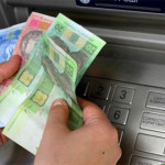 Za devět měsíců Ukrajinci vybrali z bank třetinu rozpočtu země